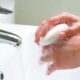 Специалисты развенчали миф о необходимости мытья рук горячей водой