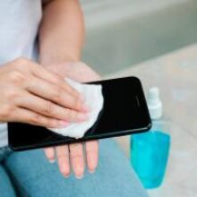 Убить коронавирус: как правильно почистить смартфон и не повредить экран