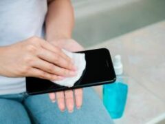 Убить коронавирус: как правильно почистить смартфон и не повредить экран