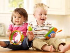 Младенцы оценили сложность задачи по действиям взрослых