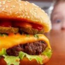 Диетологи назвали популярный фастфуд, который не повредит диете