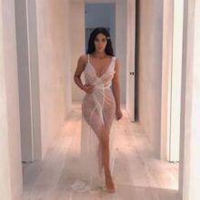 Показать все: Ким Кардашьян засветила интимные части тела в прозрачном платье