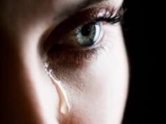 Учёные заявили, что коронавирус может передаваться через слёзы
