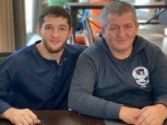 Отец чемпиона UFC Нурмагомедова вылечился от коронавируса, но остается в больнице