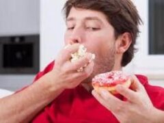 Связь между психическими расстройствами и поеданием сладкого объяснили ученые Наука