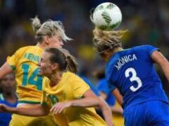 Ученые рассказали, почему женщинам нельзя играть в футбол