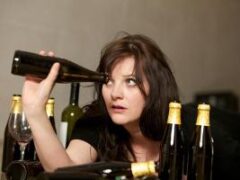 Ученые объяснили, почему женский алкоголизм не лечится, а его последствия гораздо опаснее, чем у мужчин
