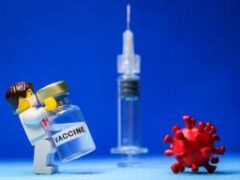 Половина британцев не получит вакцин до конца 2021