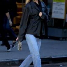 Беременная Эльза Хоск на прогулке в жакете Chanel и облегающих брюках Zara