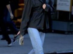 Беременная Эльза Хоск на прогулке в жакете Chanel и облегающих брюках Zara