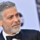 Джордж Клуни нежно носит подросшего сына на руках