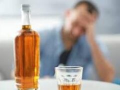 Медики рассказали, в каком возрасте употреблять алкоголь опаснее всего