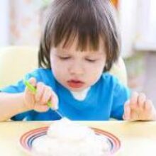 Стоит ли хвалить ребенка, если он съедает весь обед